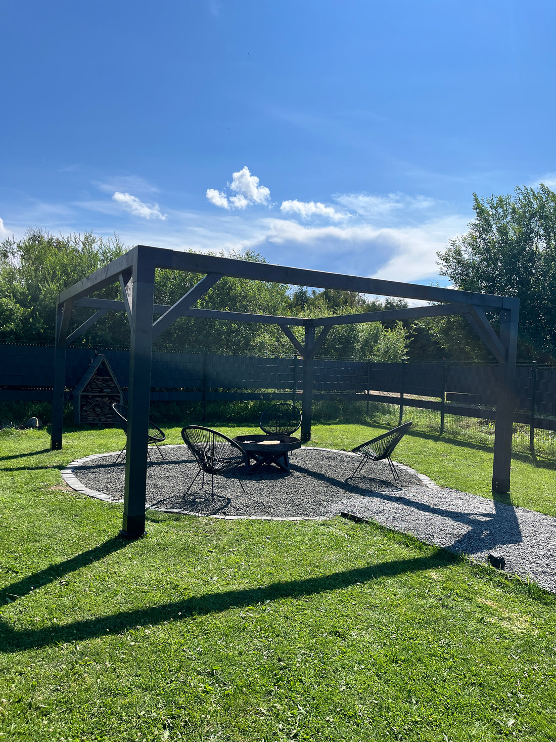 Terraces 5x5m pergola with wooden beams and open design, ideal for outdoor shade and patio decoration.
