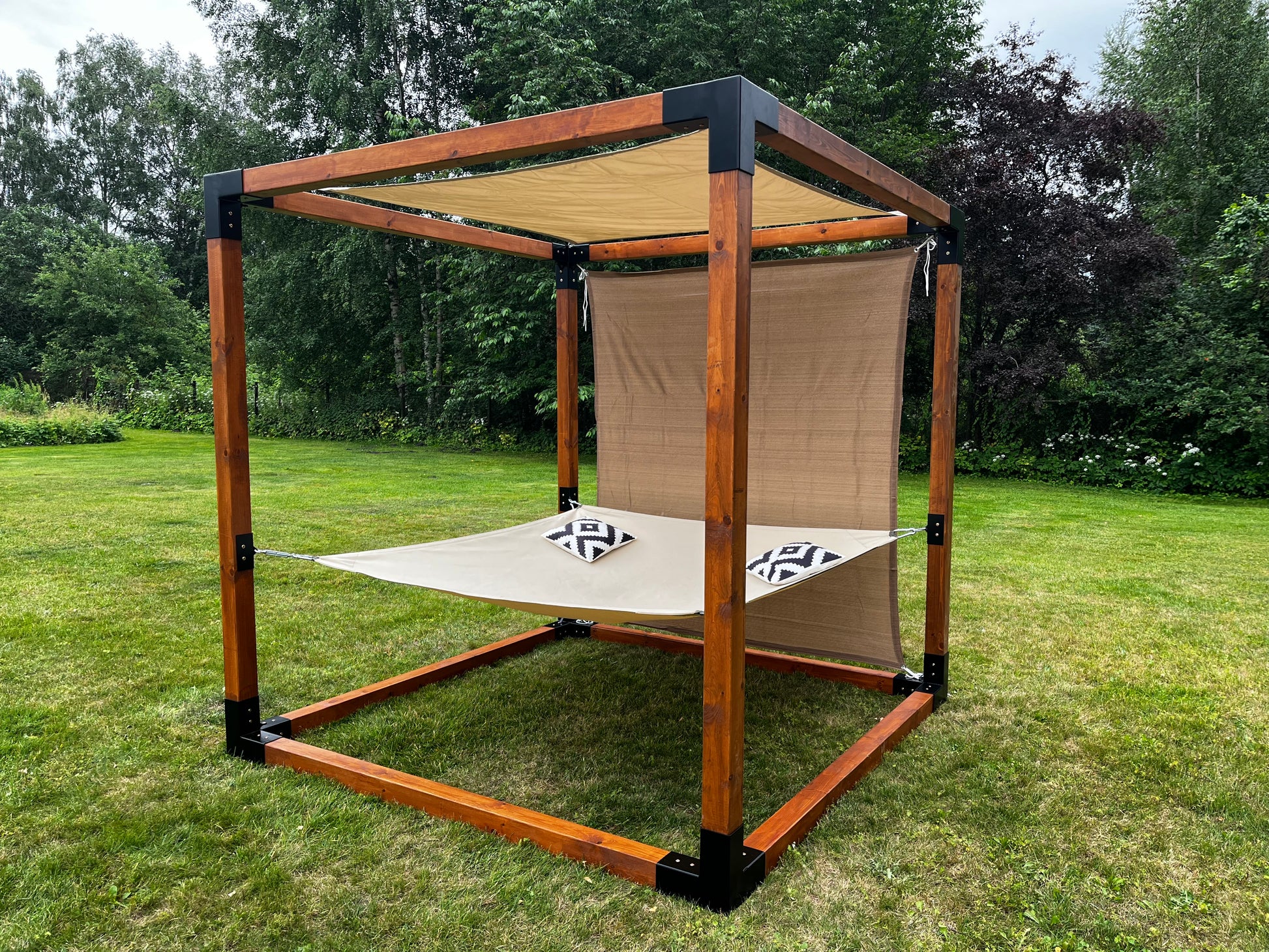 Windbreak wall with fasteners for the modular cube!.