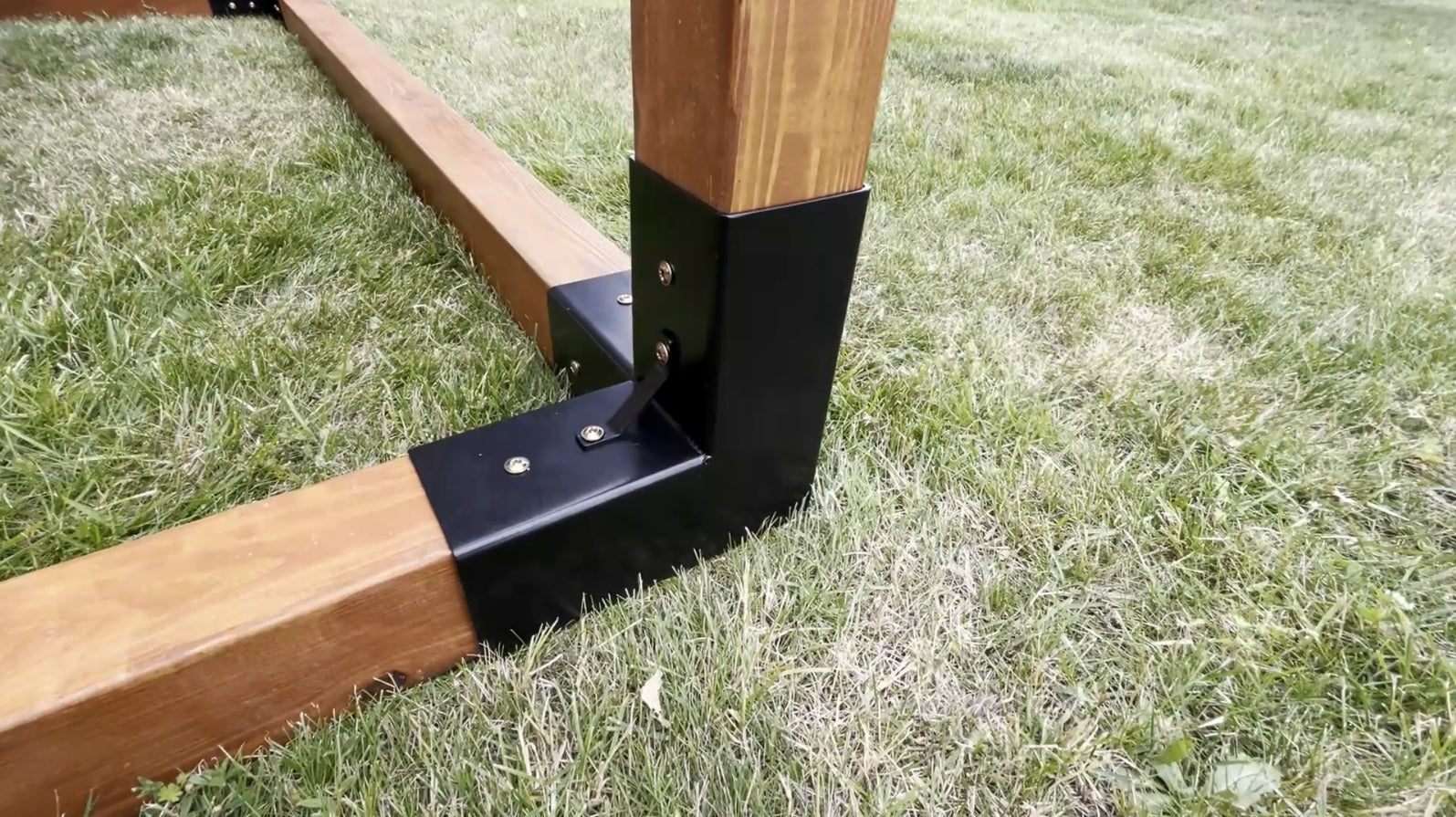 Extra Mounts for sunshade/windbreak walls for corners.